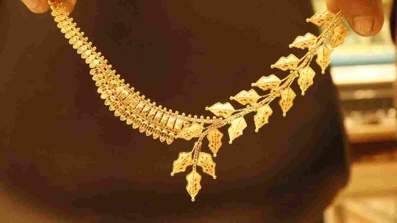 Golden Elegant traditional Gold necklace with floral layered Designs.,  Occasion: Wedding at Rs 315000/set in Chikhli